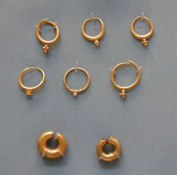 Earring with a cross design on the gold jewelries from Tell el-Ajjul